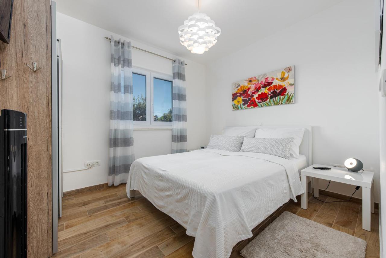 Apartmán Hibiskus App1 Vir Exteriér fotografie