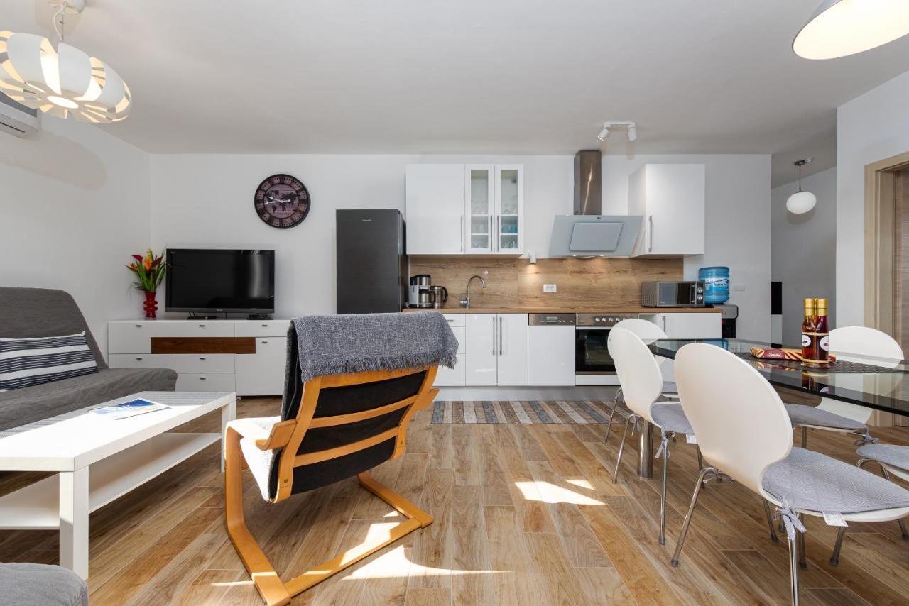 Apartmán Hibiskus App1 Vir Exteriér fotografie