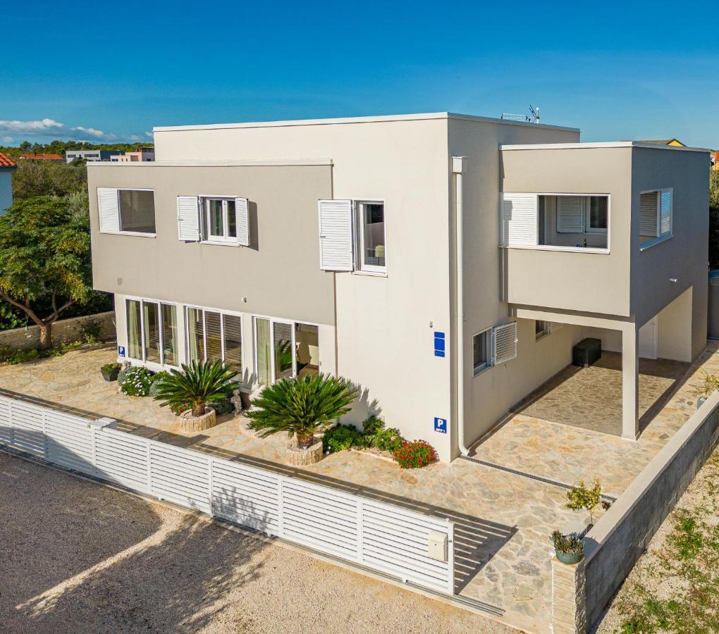 Apartmán Hibiskus App1 Vir Exteriér fotografie
