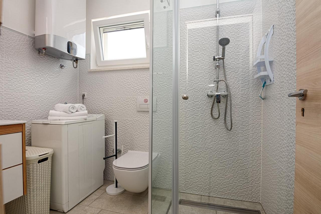 Apartmán Hibiskus App1 Vir Exteriér fotografie
